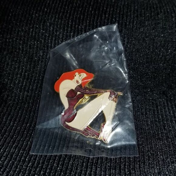 Disney Pin Jessica Rabbit Seated 599 PP599 Sexy Pose Pin-up Gold RARE Vintage - Picture 1 of 3